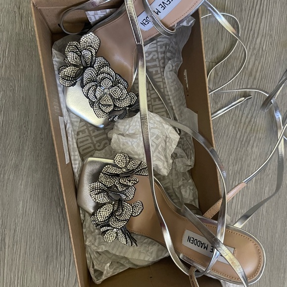 Steve Madden Ultima Silver strappy size 6 - Picture 9 of 11